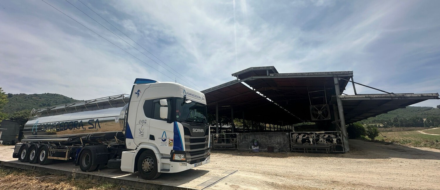 Camião a fazer recolha de leite em produtor